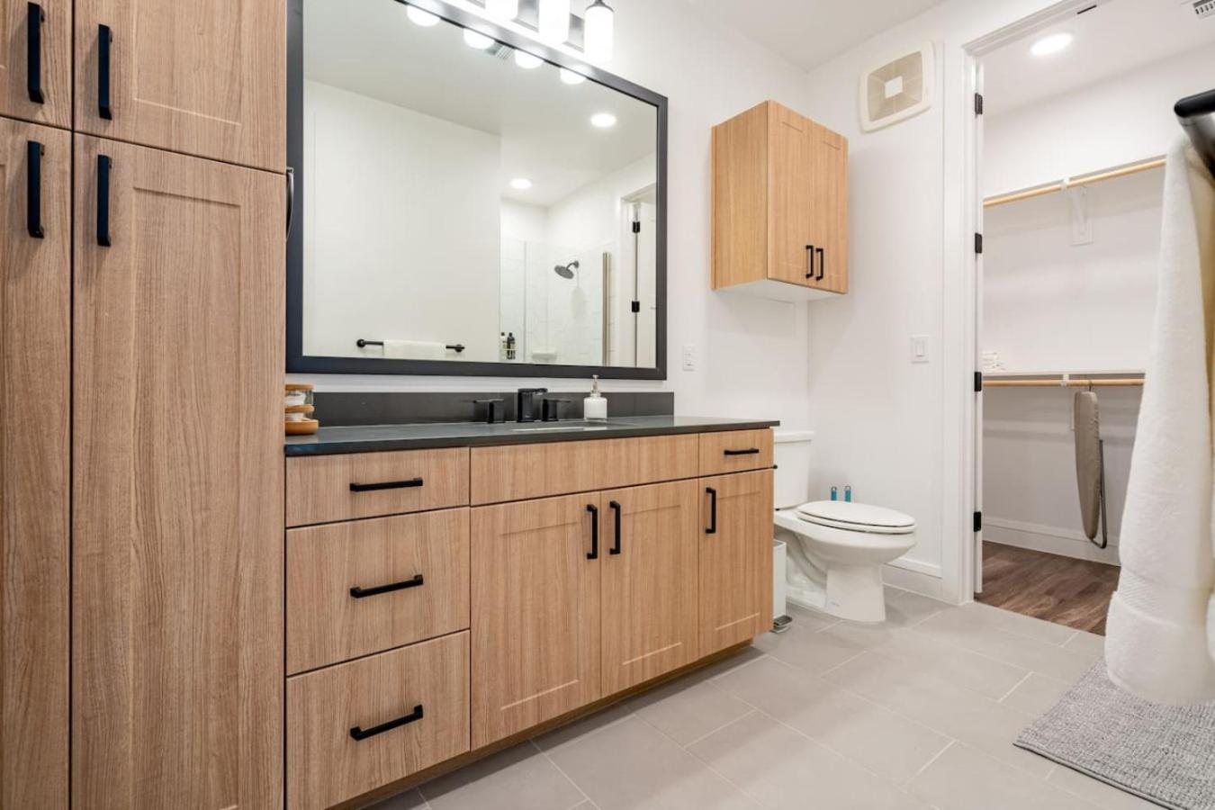 Designer Space Near Ut King Bed *