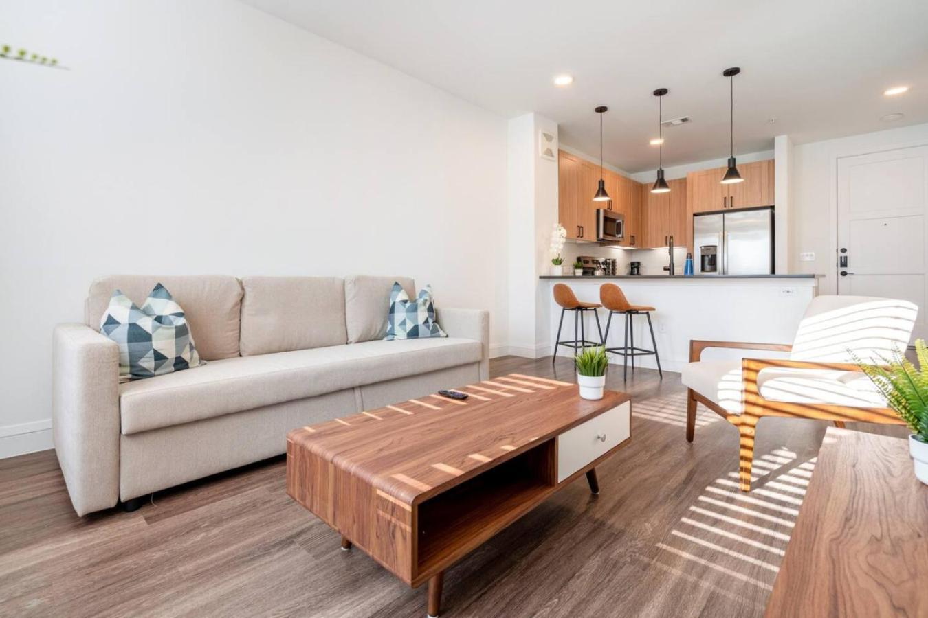 Designer Space Near Ut King Bed Austin
