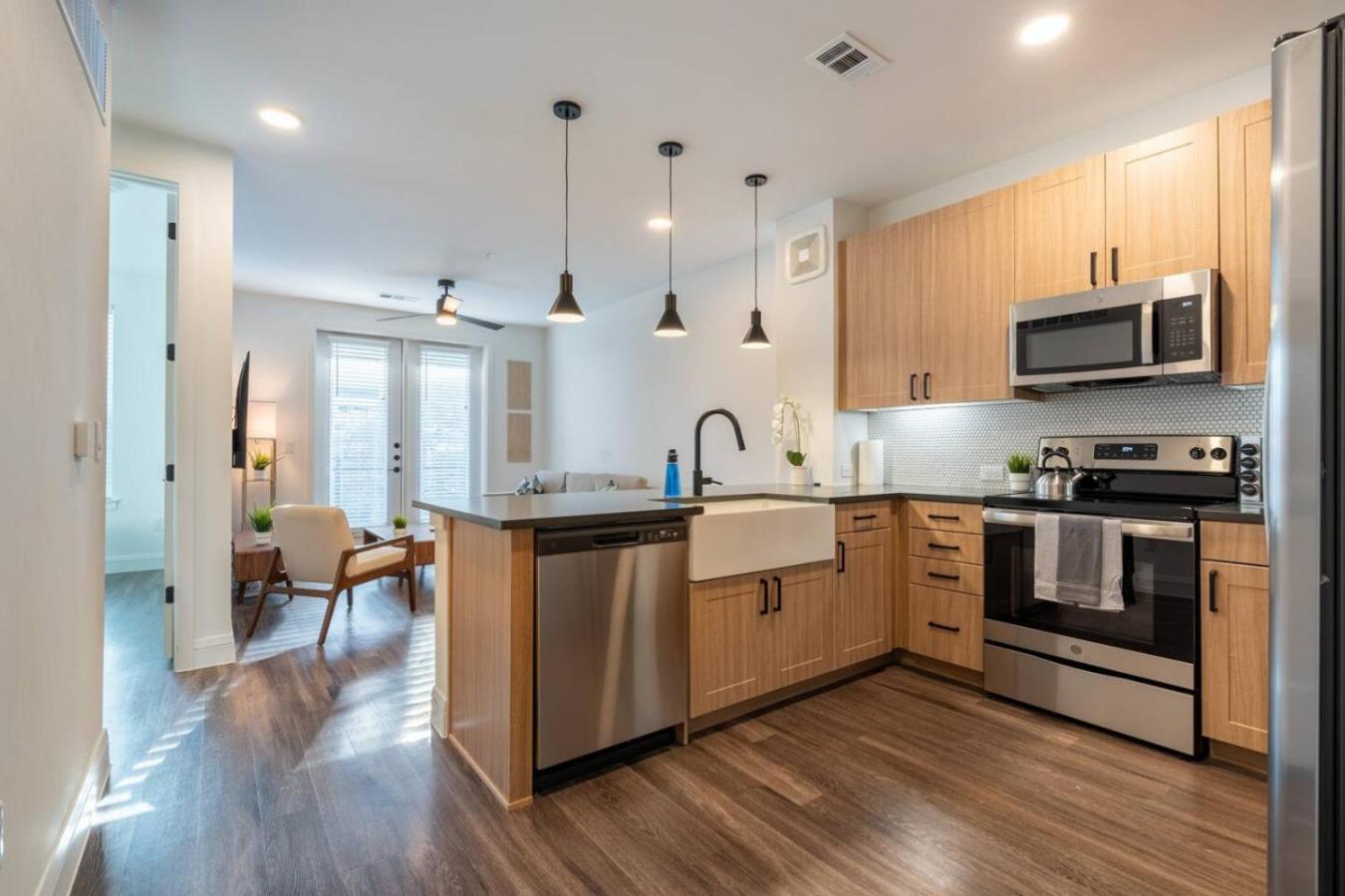 Apartment Designer Space Near Ut King Bed Austin