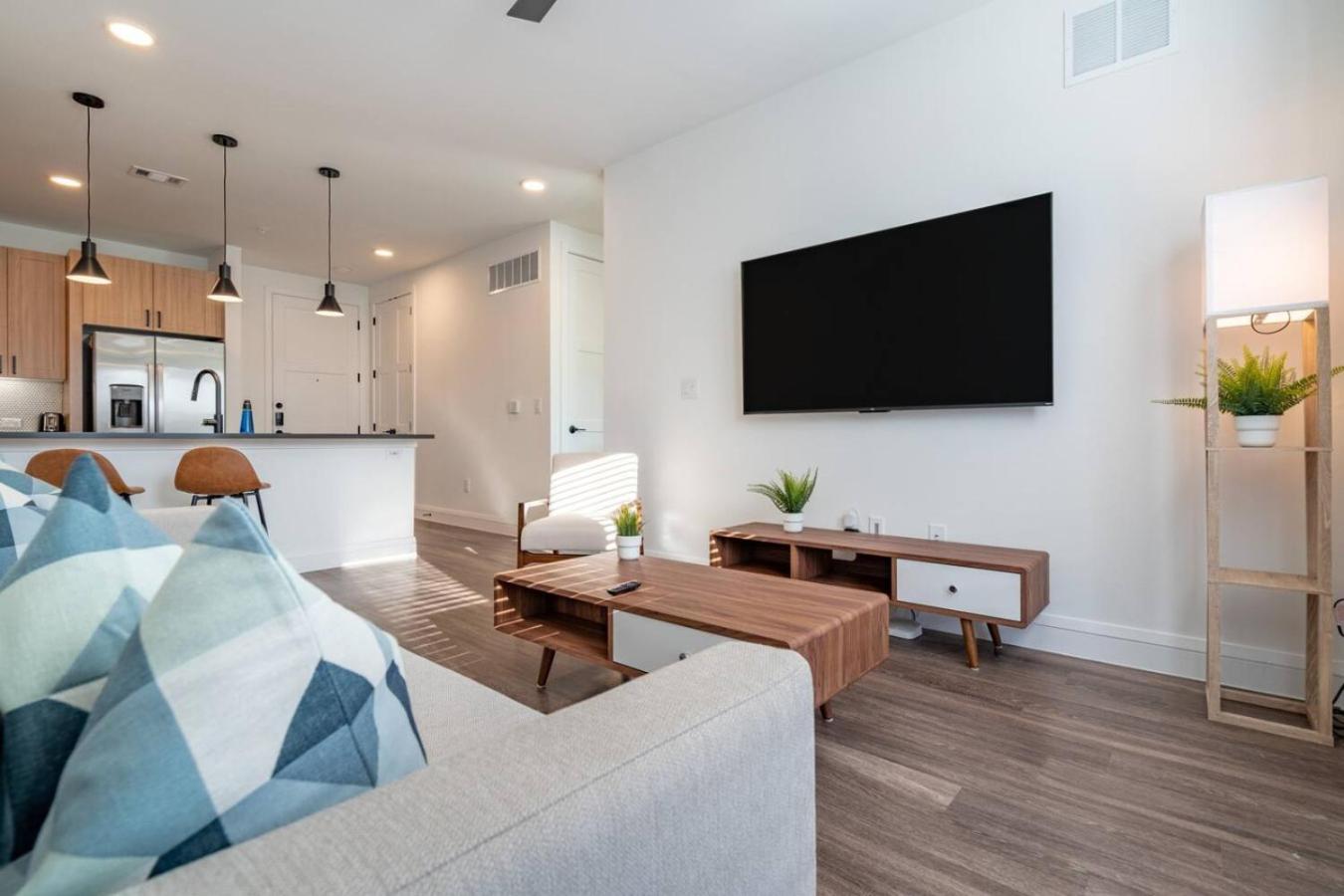 Apartment Designer Space Near Ut King Bed
