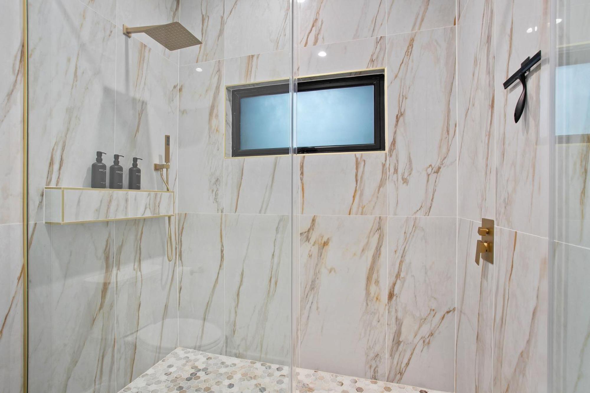 Modern Creekside Townhome Walk To S Lamar A Holiday home *