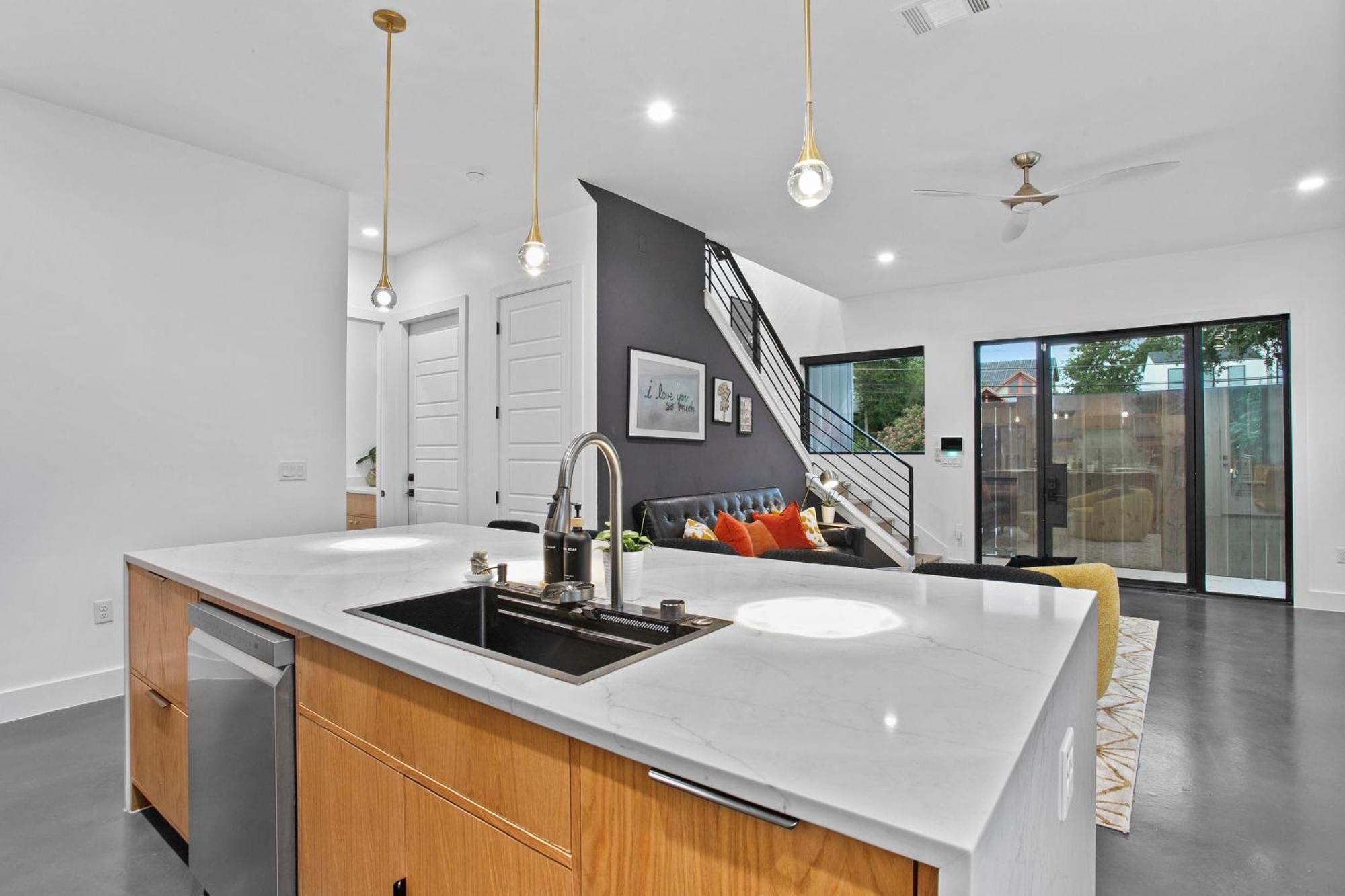 Modern Creekside Townhome Walk To S Lamar A Holiday home
