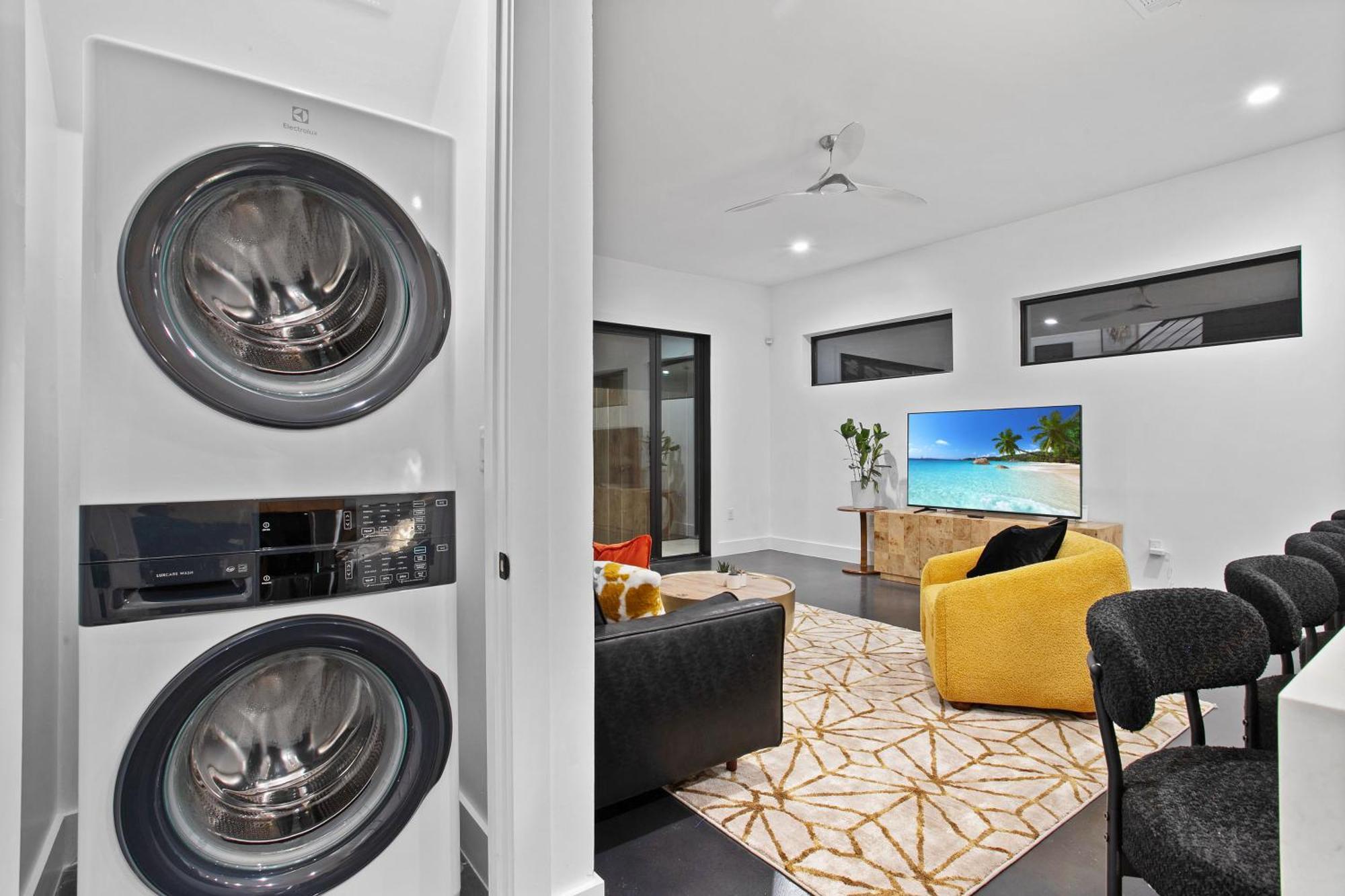 Modern Creekside Townhome Walk To S Lamar A Holiday home *