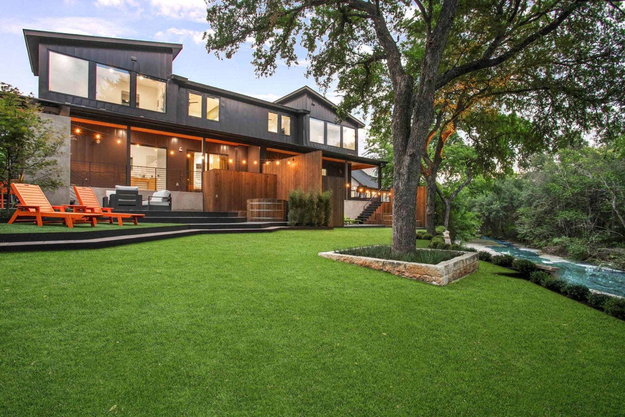 Modern Creekside Townhome Walk To S Lamar A Holiday home *