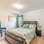 Modern 5 Bedroom With Access To Community Pool