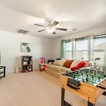 Modern 5 Bedroom With Access To Community Pool