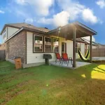 Modern 5 Bedroom With Access To Community Pool