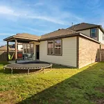 Modern 5 Bedroom With Access To Community Pool