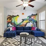 Lux 1B On South Congress Relaxing Pool & Gym