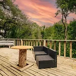 Group Retreat At Charming Twin Treehouses Near Ut Campus
