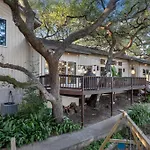 Large Deck & Firepit - Lake Austin Treehouse
