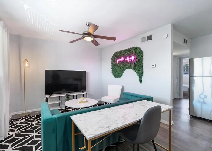 Mins 2 Downtown - King Bed - Private Stays