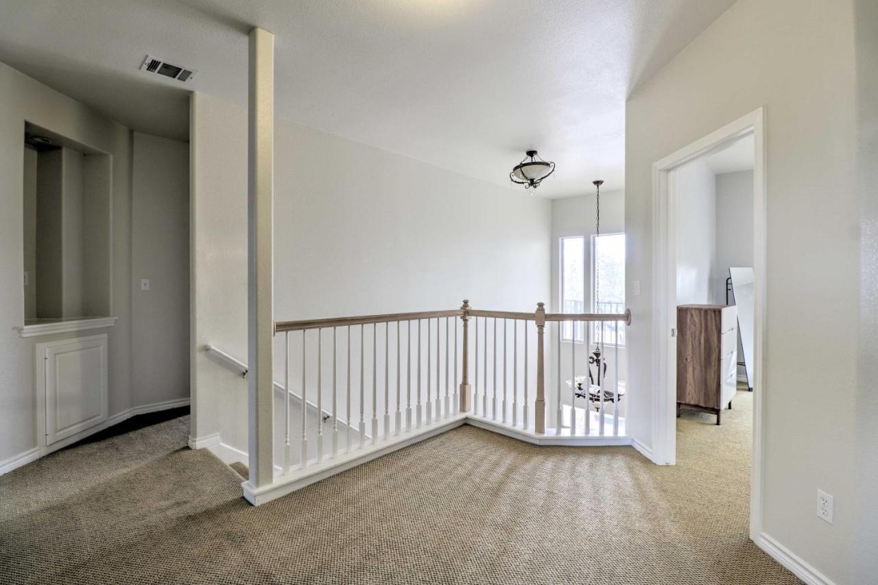 Airy In With Badmintonandvolleyball Court * Austin