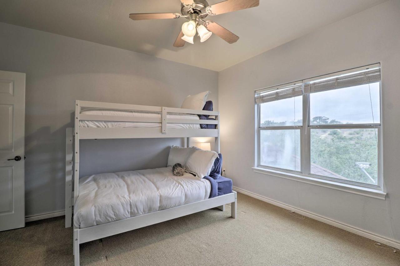Airy In With Badmintonandvolleyball Court * Austin