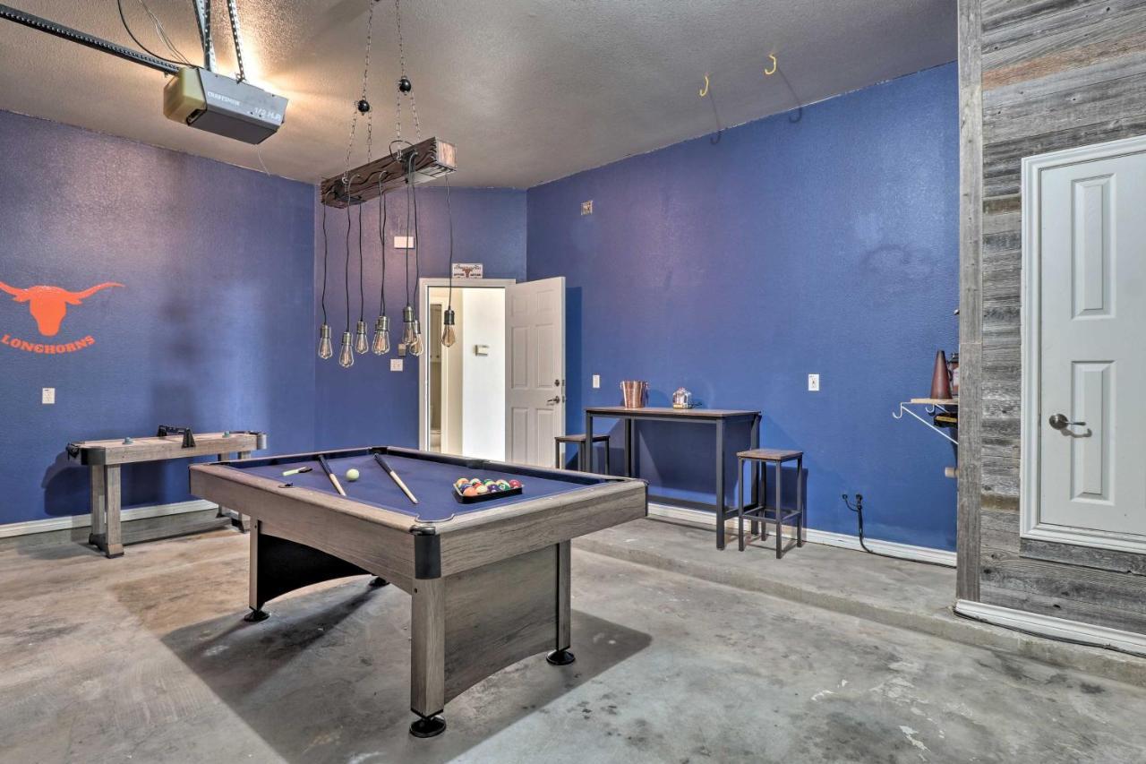 Airy In With Badmintonandvolleyball Court * Austin