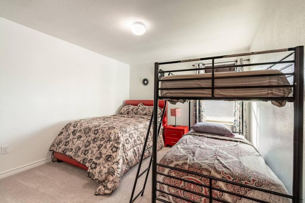 Modern 5 Bedroom With Access To Community Pool Holiday home Austin