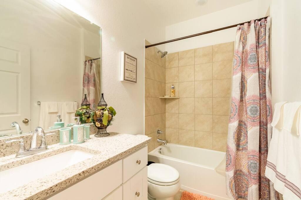 Modern 5 Bedroom With Access To Community Pool *