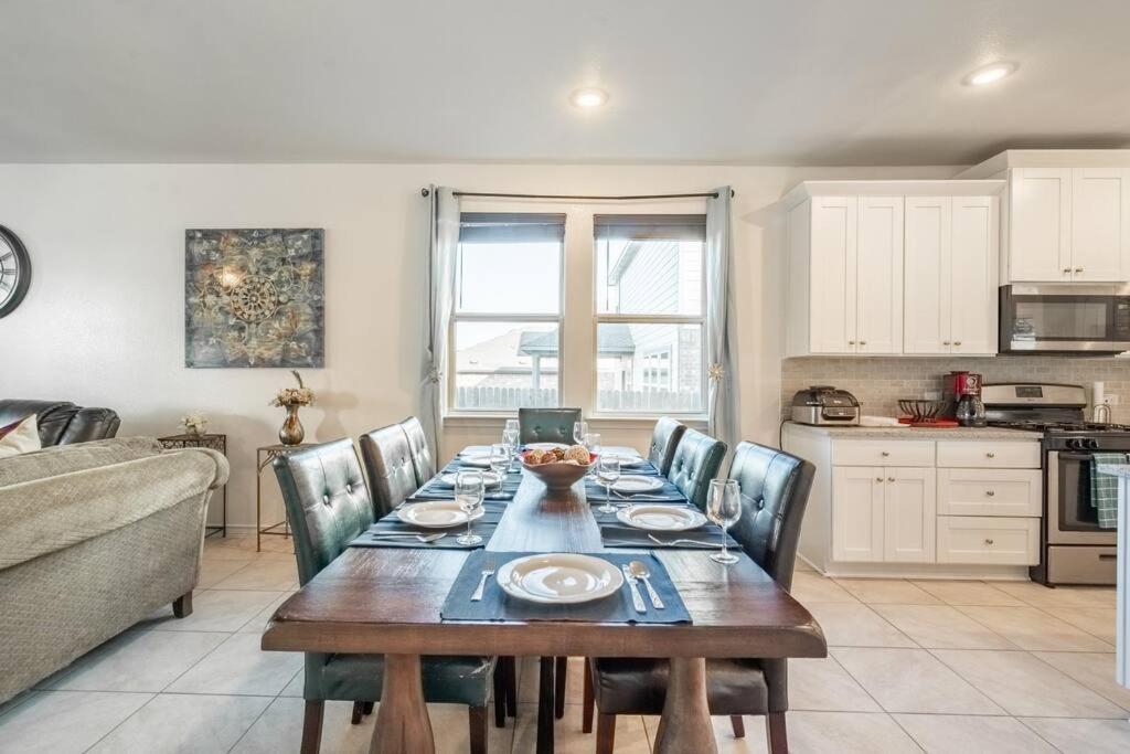 Modern 5 Bedroom With Access To Community Pool *