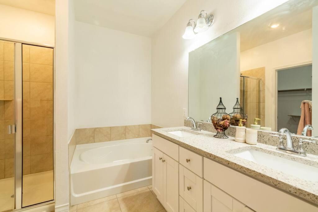 Modern 5 Bedroom With Access To Community Pool Holiday home