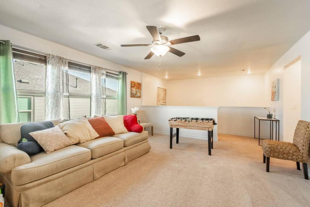 Modern 5 Bedroom With Access To Community Pool Holiday home *