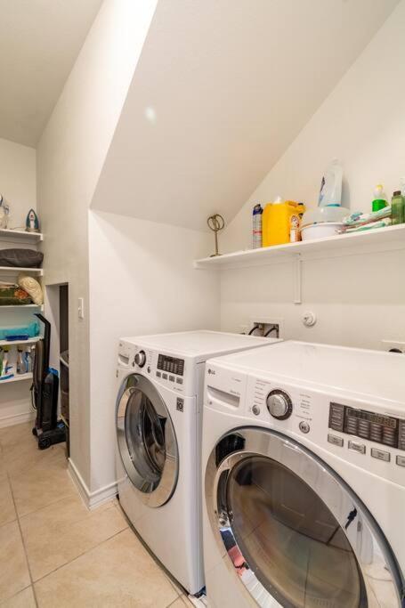 Holiday home Modern 5 Bedroom With Access To Community Pool *