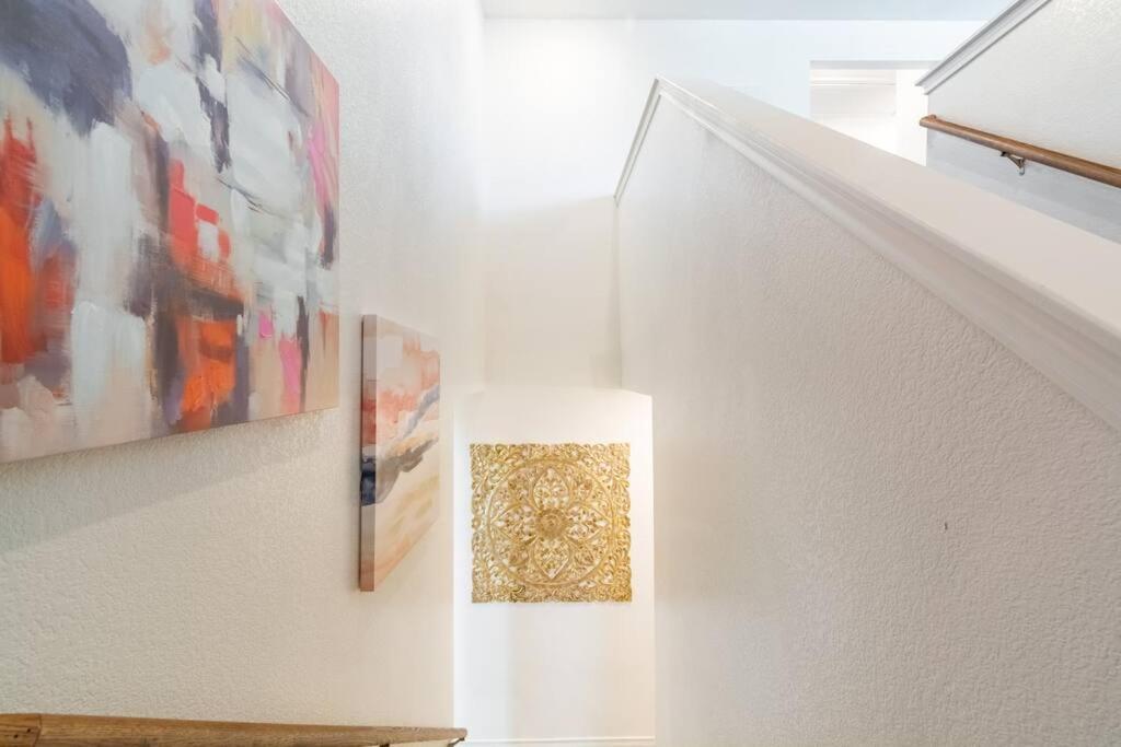 Modern 5 Bedroom With Access To Community Pool