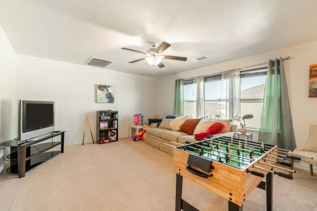Modern 5 Bedroom With Access To Community Pool Holiday home Austin