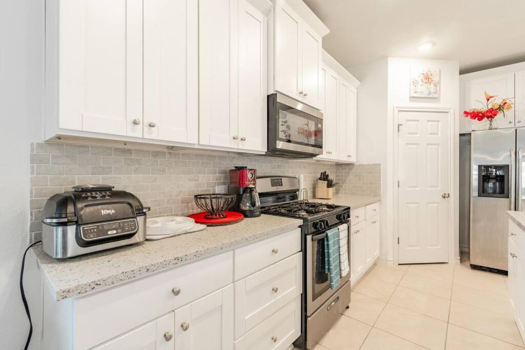 Modern 5 Bedroom With Access To Community Pool