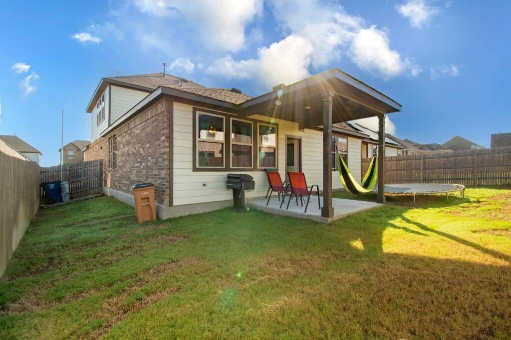 Modern 5 Bedroom With Access To Community Pool *