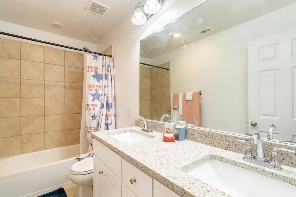 Modern 5 Bedroom With Access To Community Pool *