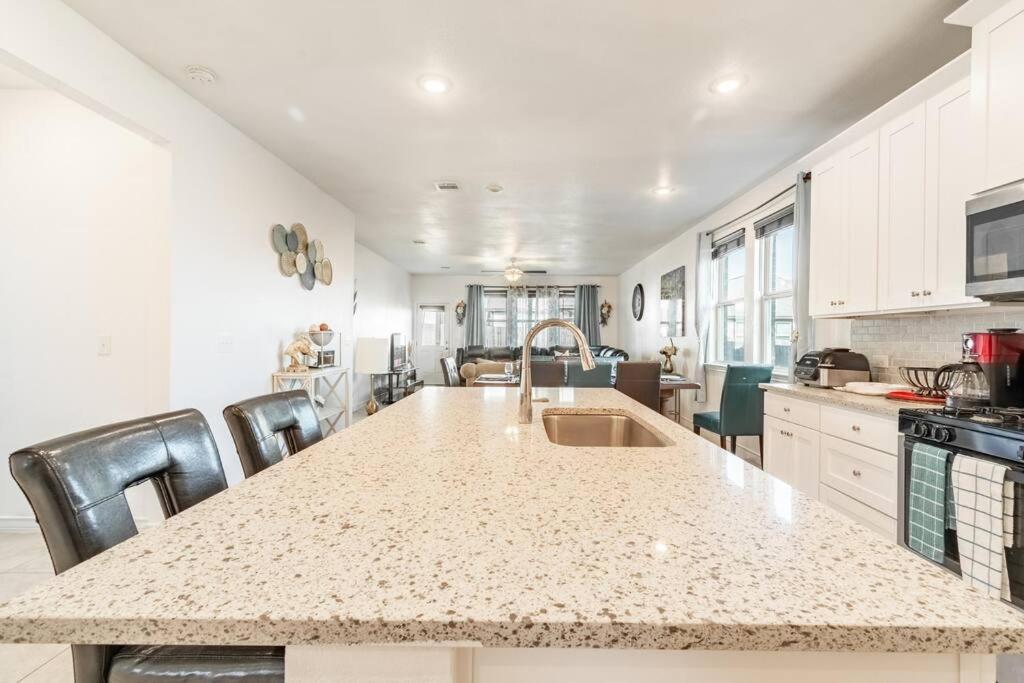 Modern 5 Bedroom With Access To Community Pool Holiday home