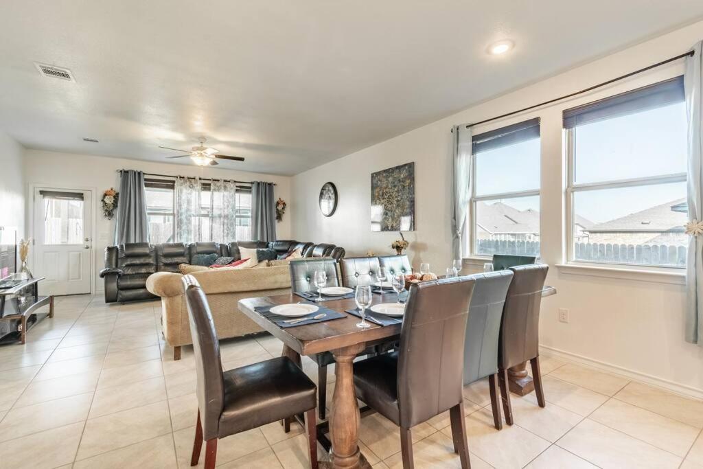 Modern 5 Bedroom With Access To Community Pool Holiday home