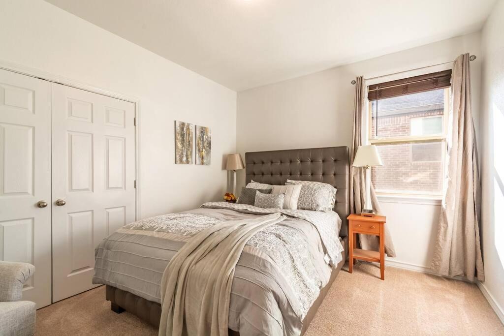 Modern 5 Bedroom With Access To Community Pool
