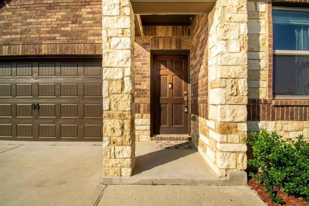 Modern 5 Bedroom With Access To Community Pool Austin