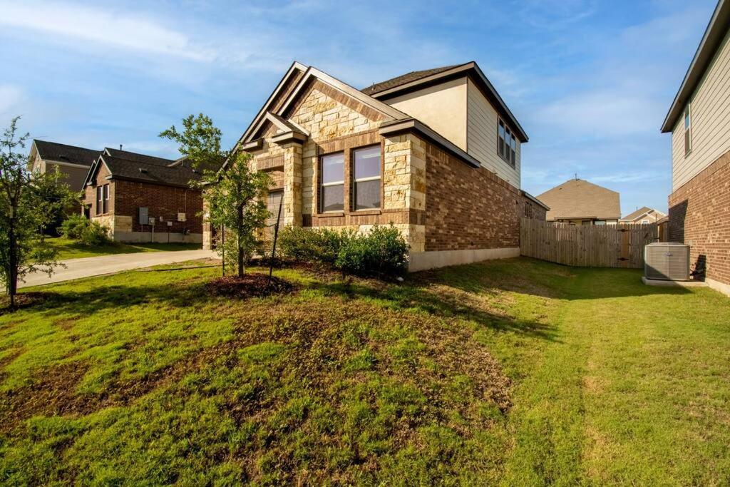 Modern 5 Bedroom With Access To Community Pool Holiday home *