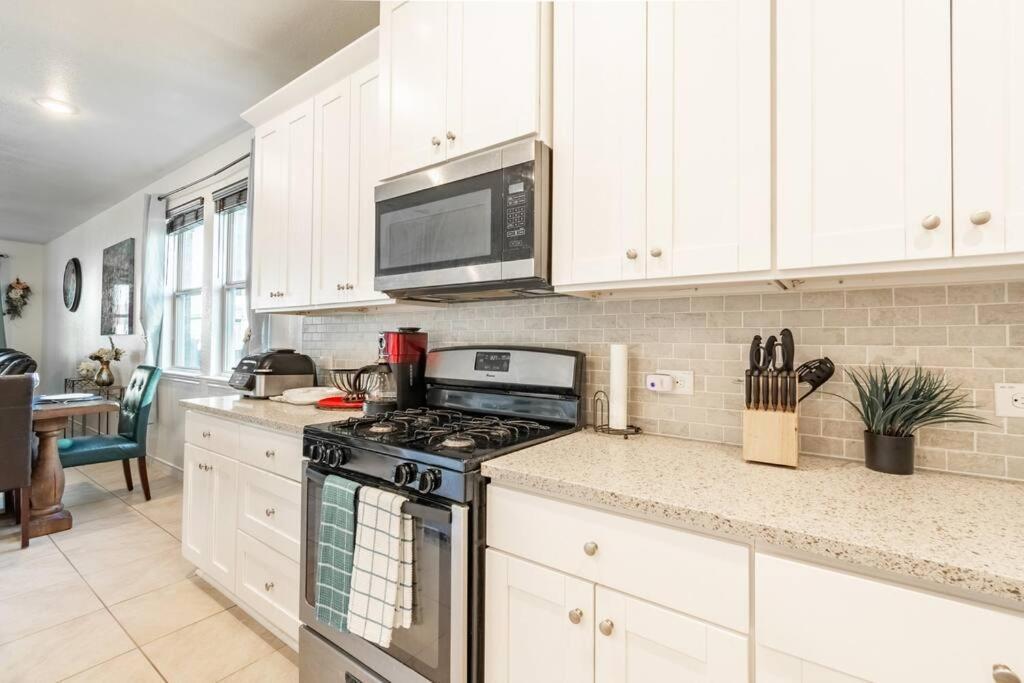 Modern 5 Bedroom With Access To Community Pool Holiday home *