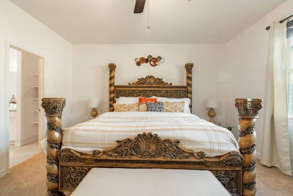 Modern 5 Bedroom With Access To Community Pool