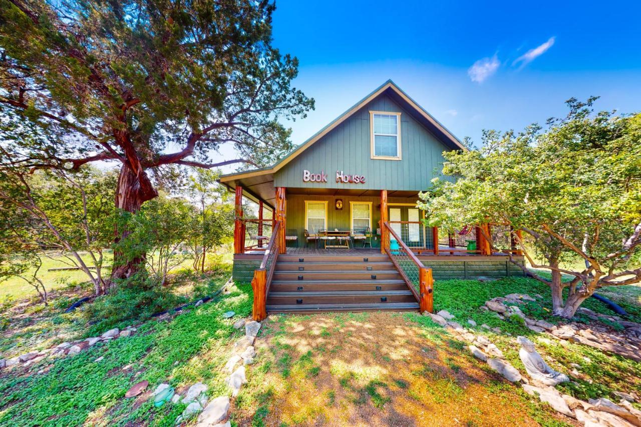 Holiday home Cabin-style Book House & Writing Barn *