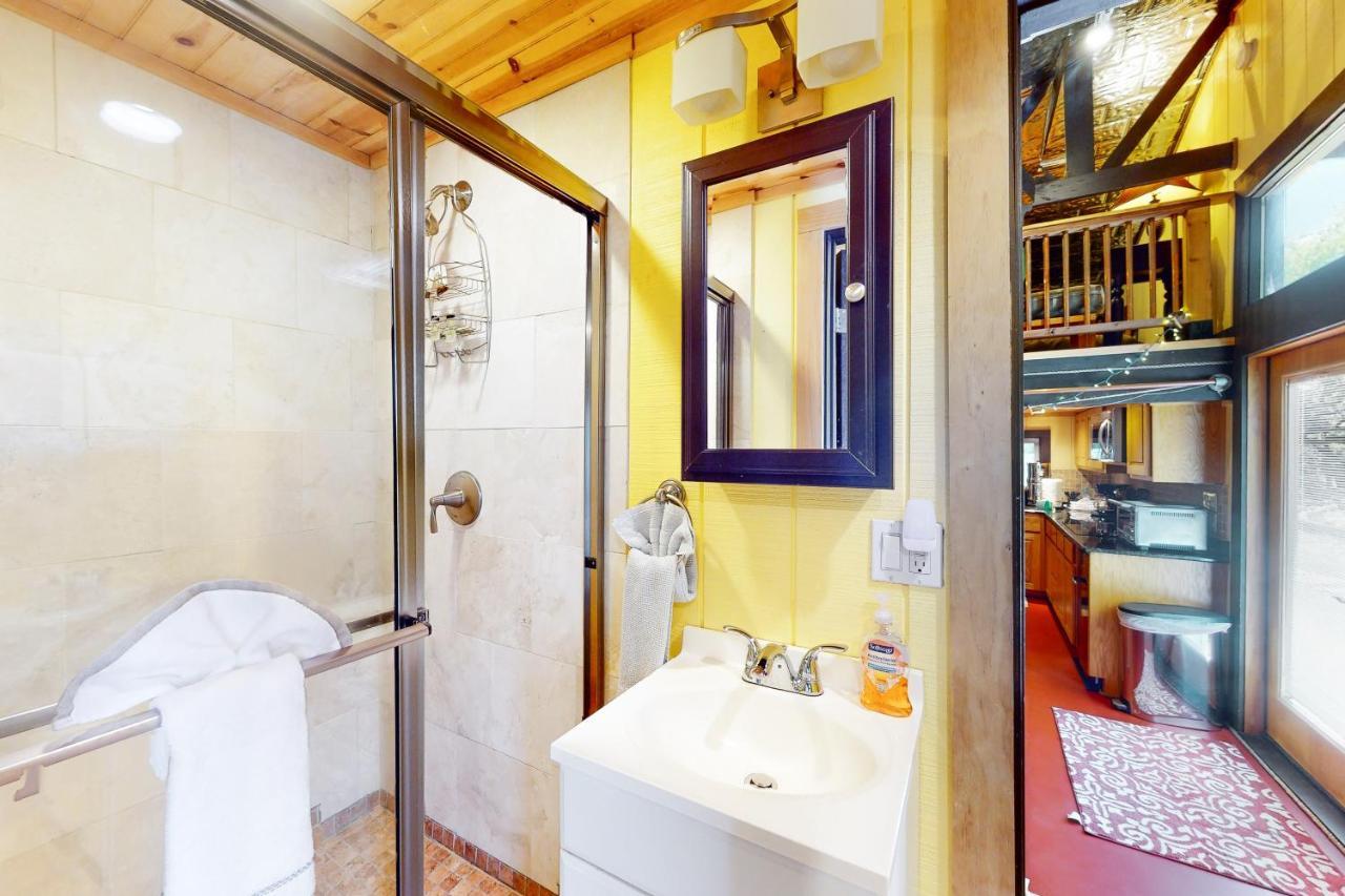 Holiday home Cabin-style Book House & Writing Barn *