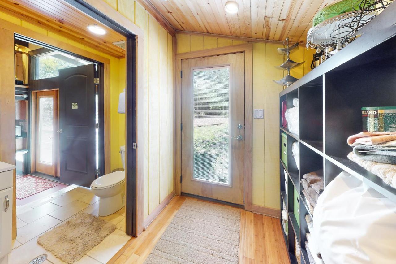 Cabin-style Book House & Writing Barn Holiday home Austin