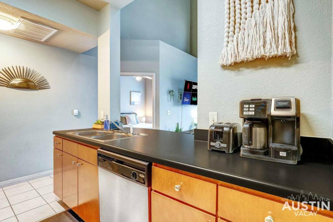 Fun Location Elevator Full Kitchen Laundry Apartment Austin