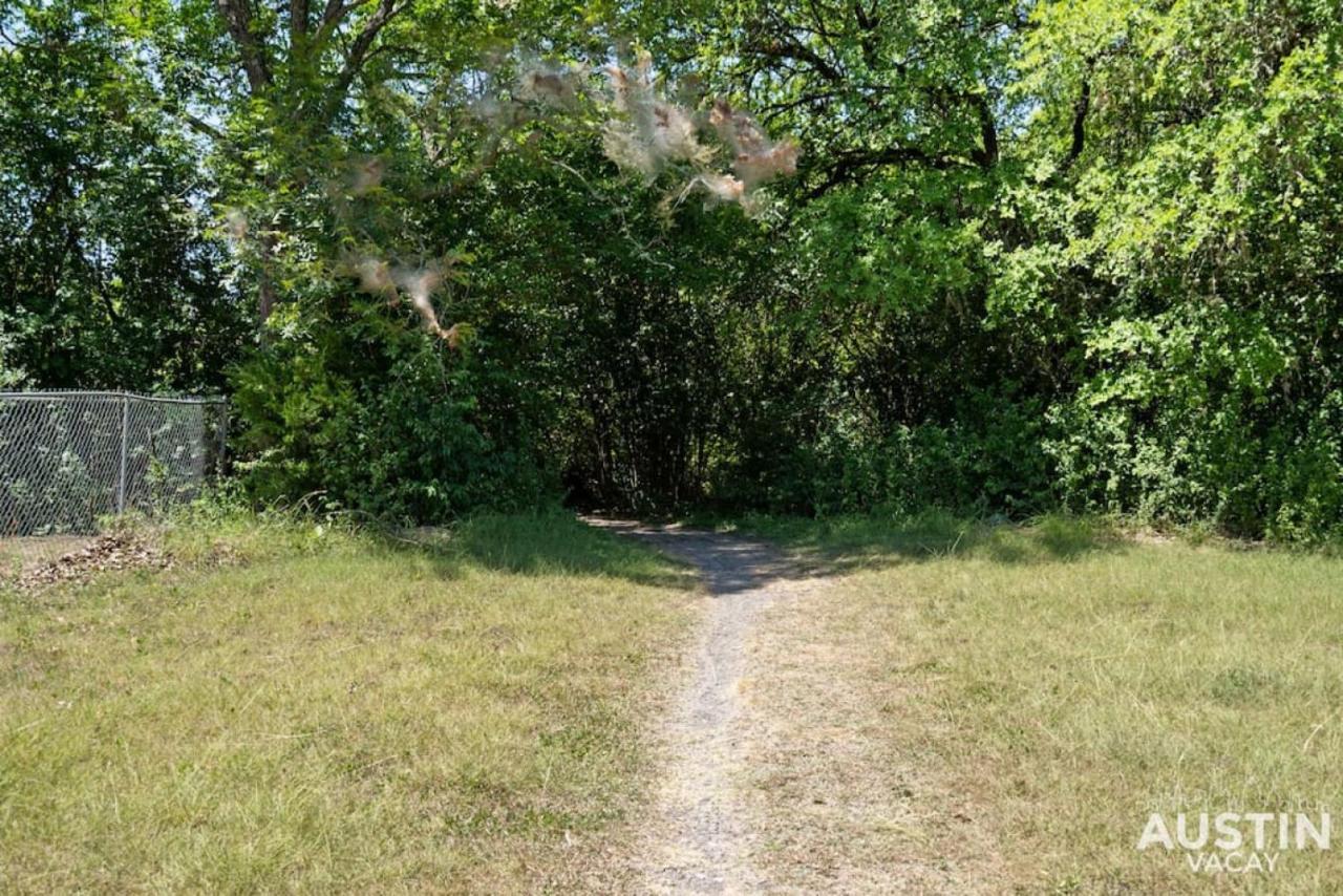 Take Your Pets On The Nearby Trail Or Shared Yard Austin