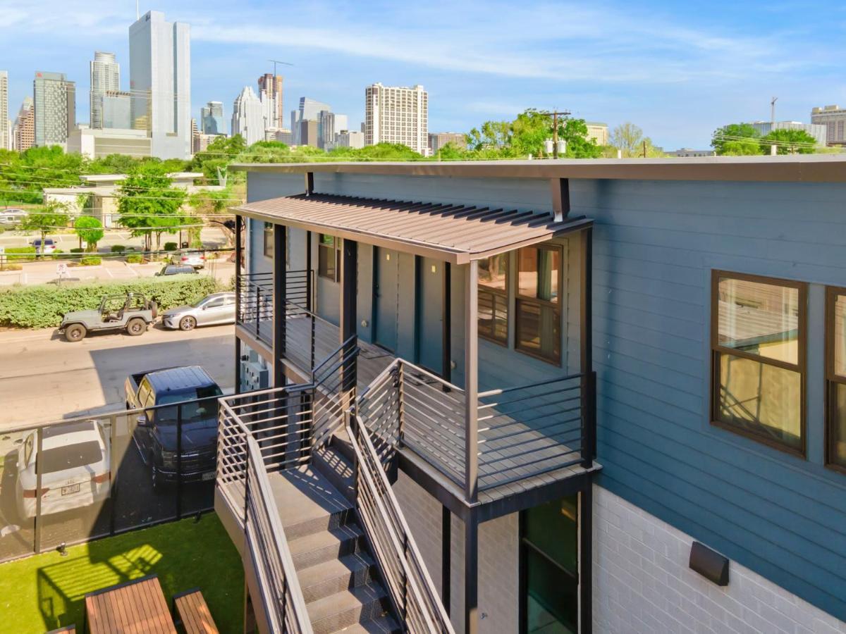 Apartment Modern With Parking - A *