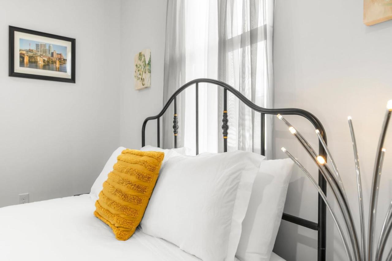 Modern With Parking - A Apartment Austin