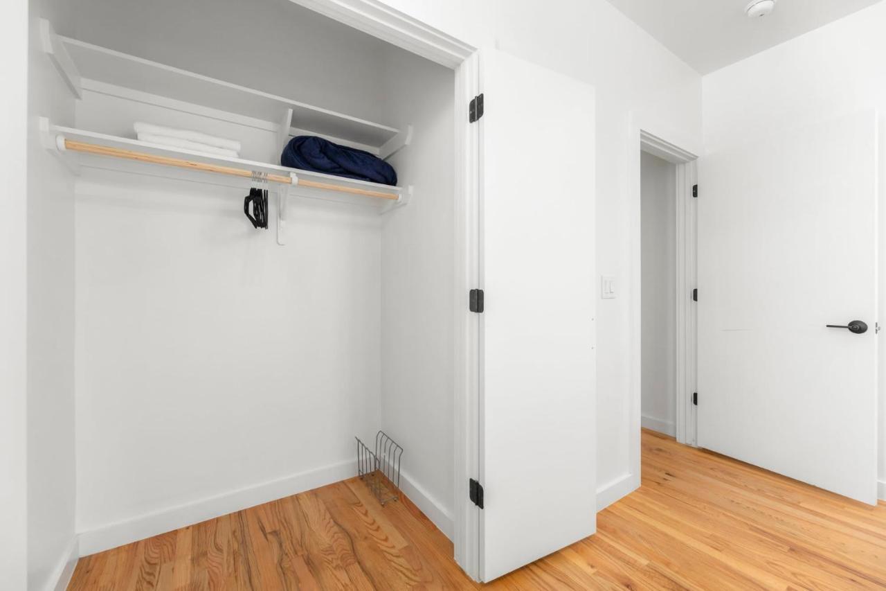 Apartment Modern With Parking - A *