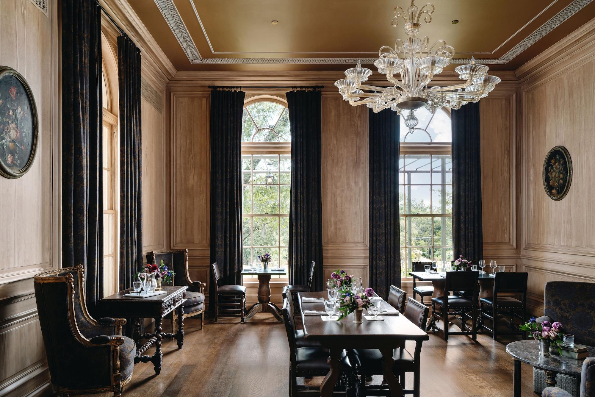 Hotel Commodore Perry Estate, Collection Austin