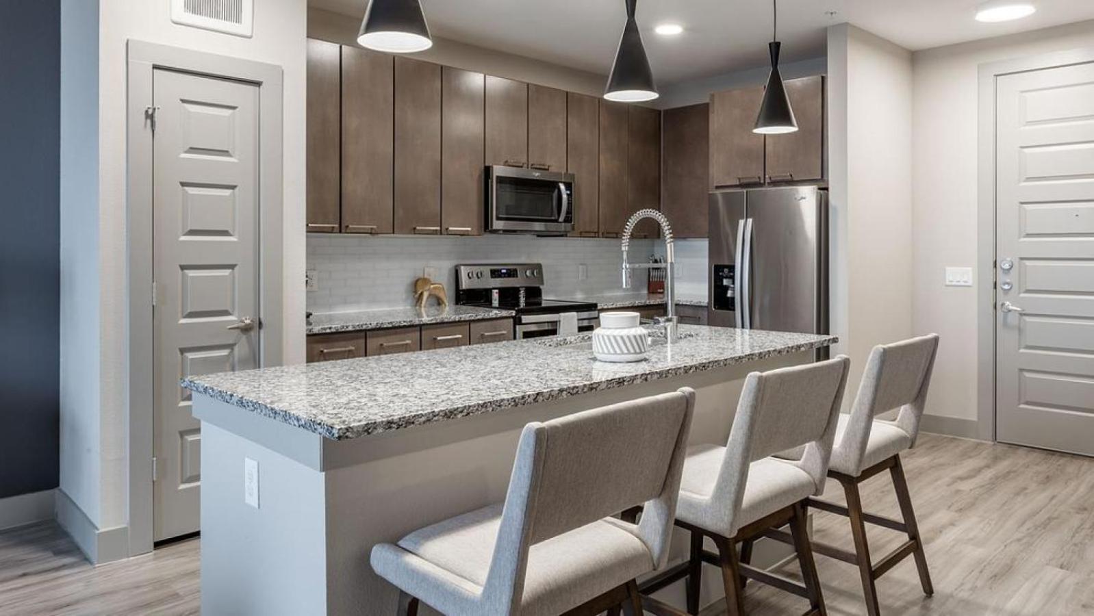 Apartment Landing - Modern With Amazing Amenities *
