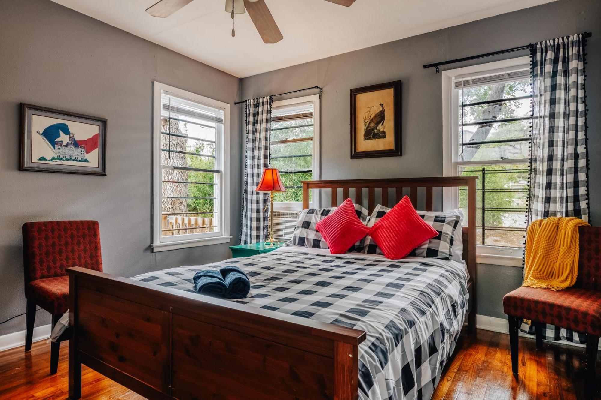 Group Retreat At Charming Twin Treehouses Near Ut Campus Austin