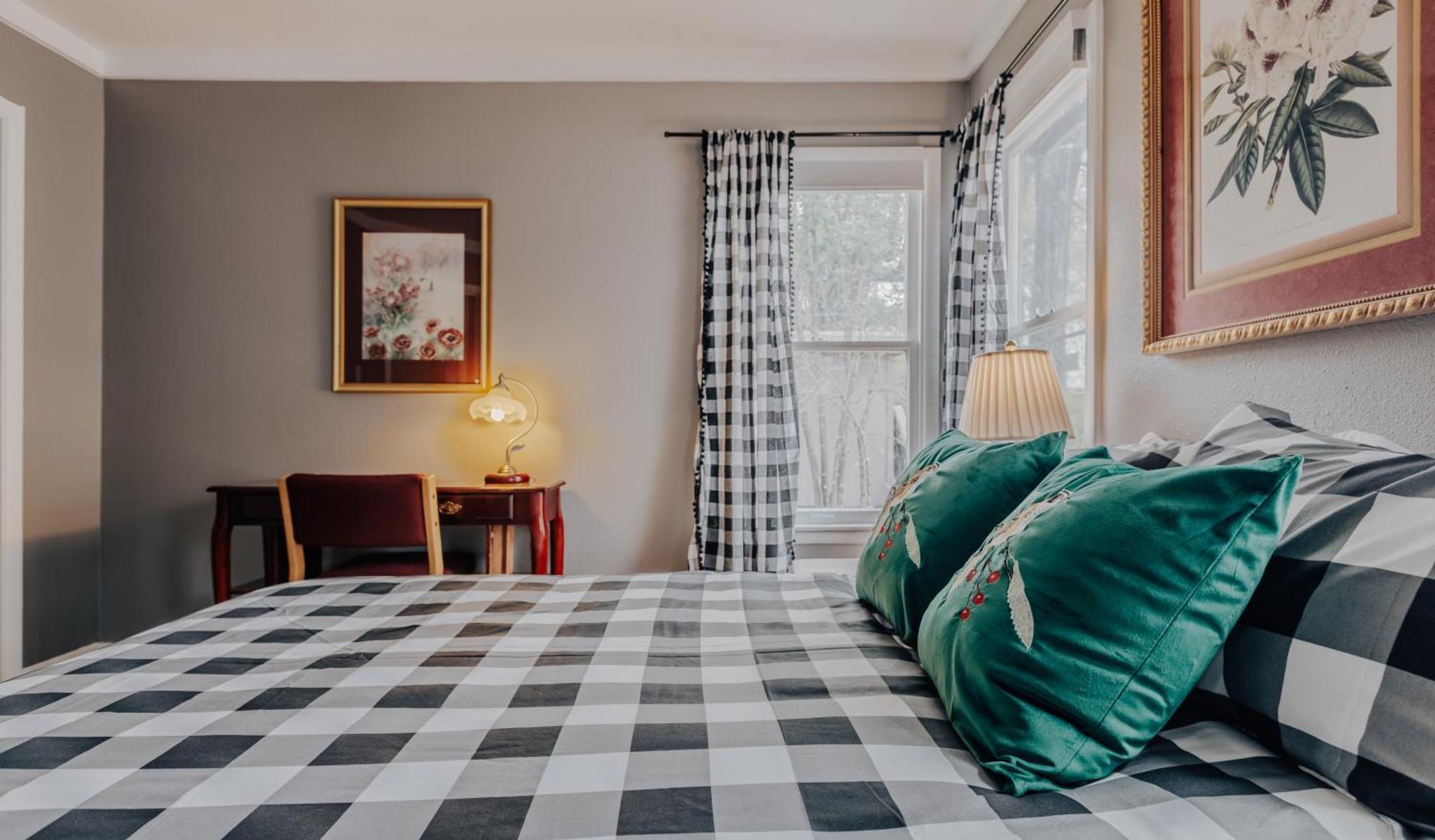 Holiday home Group Retreat At Charming Twin Treehouses Near Ut Campus *