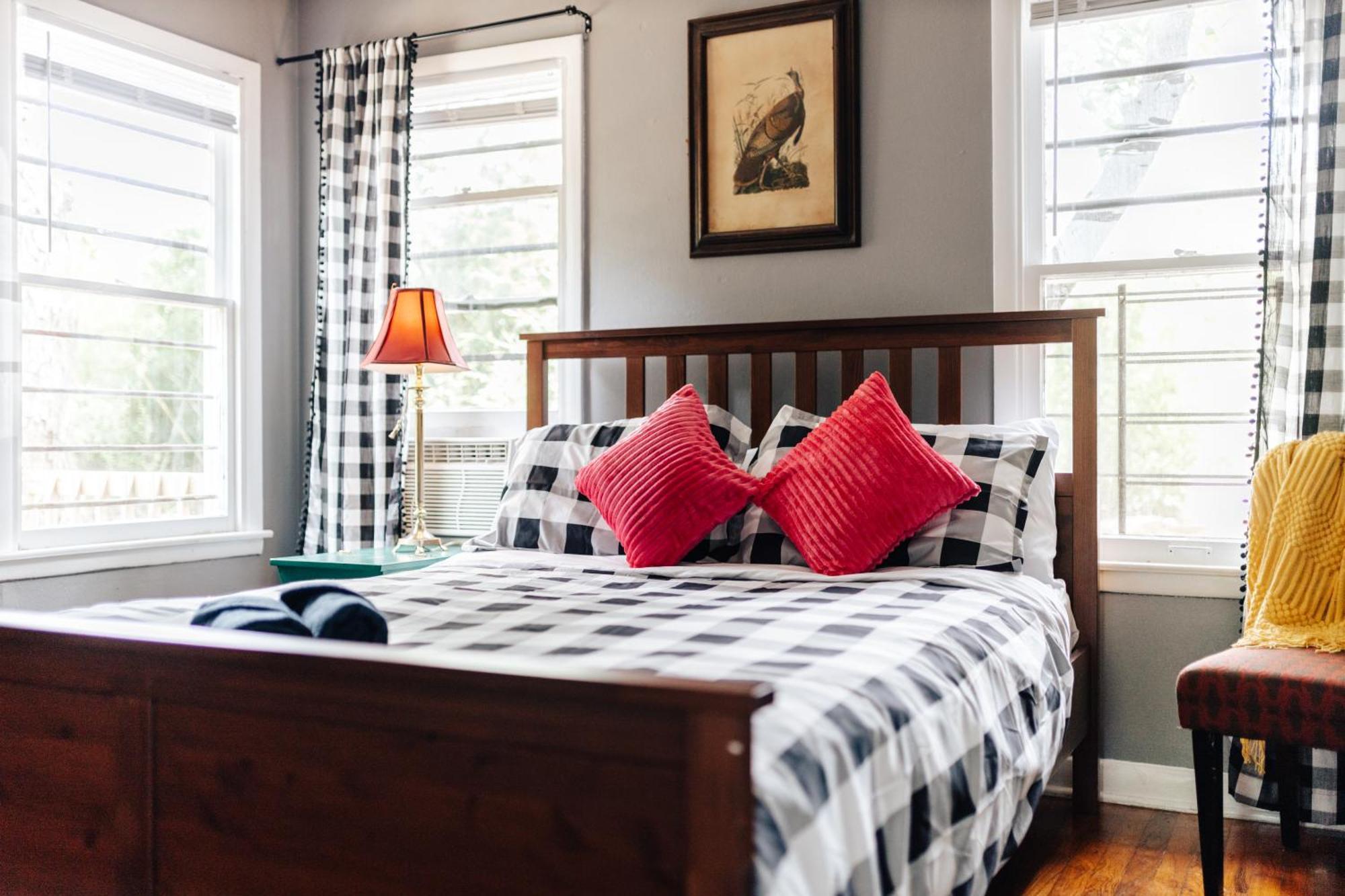 Group Retreat At Charming Twin Treehouses Near Ut Campus *